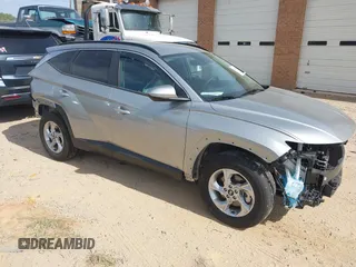 2024 Hyundai Tucson SEL z VIN 5NMJBCDE5RH299830, wystawiony jako IAAI lot #42043894 z przebiegiem 19 340 mil mil oraz . Historia ofert i sprzedaży dostępna na DreamBid. Obrazek 1.