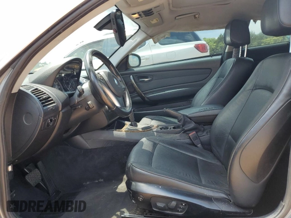 2011 BMW 1 Series 128i z VIN WBAUP7C52BVP21971, wystawiony jako Copart lot #63036725 z przebiegiem 255 217 mil mil oraz Szkoda całkowita • Salvage title. Historia ofert i sprzedaży dostępna na DreamBid. Obrazek 7.