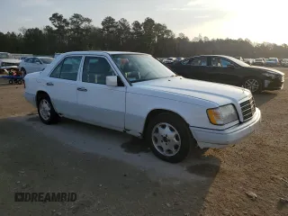 1995 Mercedes-Benz E Class with VIN WDBEA32E4SC215233, listed as a Copart auction lot 43661775 with 186,992 mi miles and Clean Title. Bid and sale history available at carsss.com. Image 4.