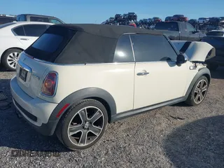 2010 MINI Convertible S z VIN WMWMS3C57ATY08721, wystawiony jako IAAI lot #41740378 z przebiegiem 122 880 mil mil oraz . Historia ofert i sprzedaży dostępna na DreamBid. Obrazek 4.