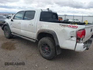 2017 Toyota Tacoma SR5 z VIN 3TMCZ5AN8HM077203, wystawiony jako IAAI lot #41765910 z przebiegiem 170 863 mil mil oraz . Historia ofert i sprzedaży dostępna na DreamBid. Obrazek 3.