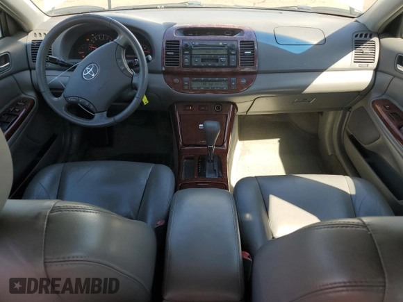 2006 Toyota Camry LE z VIN 4T1BF30KX6U630387, wystawiony jako Copart lot #49624755 z przebiegiem 232 568 mil mil oraz Szkoda całkowita • Salvage title. Historia ofert i sprzedaży dostępna na DreamBid. Obrazek 8.