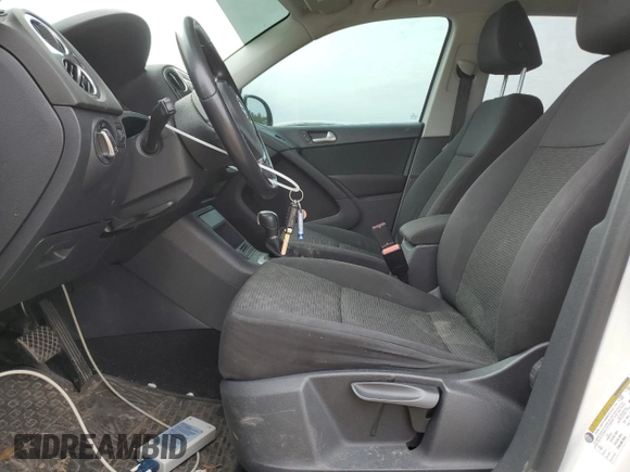 2015 Volkswagen Tiguan S z VIN WVGAV7AX7FW602499, wystawiony jako Copart lot #45453975 z przebiegiem 82 064 mil mil oraz Szkoda całkowita • Salvage title. Historia ofert i sprzedaży dostępna na DreamBid. Obrazek 7.