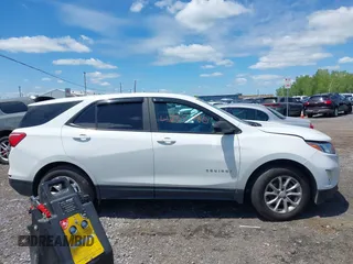 2020 Chevrolet Equinox LS z VIN 3GNAXHEV5LS515051, wystawiony jako IAAI lot #42306780 z przebiegiem 144 598 mil mil oraz . Historia ofert i sprzedaży dostępna na DreamBid. Obrazek 13.
