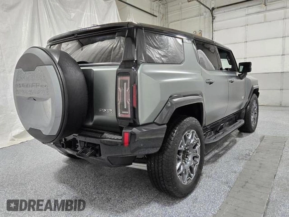 2024 GMC Hummer EV 3X z VIN 1GKB0RDC5RU100378, wystawiony jako Copart lot #88601235 z przebiegiem 7986 mil mil oraz Tytuł czysty. Historia ofert i sprzedaży dostępna na DreamBid. Obrazek 4.