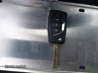 2025 Toyota Corolla LE z VIN 5YFB4MDE2SP242307, wystawiony jako IAAI lot #41869842 z przebiegiem 7079 mil mil oraz . Historia ofert i sprzedaży dostępna na DreamBid. Obrazek 11.