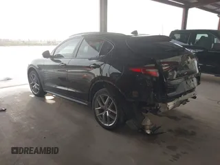 2018 Alfa Romeo Stelvio Sport z VIN ZASFAKPN9J7B70085, wystawiony jako IAAI lot #40823547 z przebiegiem Nie podano mil oraz . Historia ofert i sprzedaży dostępna na DreamBid. Obrazek 3.