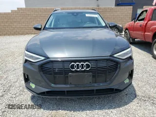2023 Audi e-tron Premium Plus z VIN WA1LAAGE8PB024508, wystawiony jako Copart lot #62882574 z przebiegiem 20 633 mil mil oraz Szkoda całkowita • Salvage title. Historia ofert i sprzedaży dostępna na DreamBid. Obrazek 5.