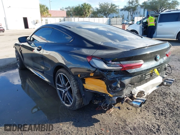 2020 BMW M8 z VIN WBSAE0C01LCD54612, wystawiony jako IAAI lot #41022043 z przebiegiem Nie podano mil oraz . Historia ofert i sprzedaży dostępna na DreamBid. Obrazek 3.