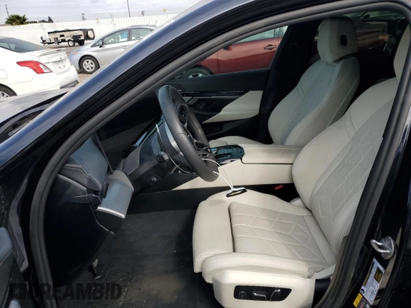 2024 BMW i5 eDrive40 z VIN WBY33FK03RCR93119, wystawiony jako Copart lot #43586895 z przebiegiem 2 266 mil mil oraz Szkoda całkowita • Salvage title. Historia ofert i sprzedaży dostępna na DreamBid. Obrazek 7.