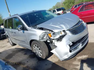 2011 Chrysler Town & Country Touring L z VIN 2A4RR8DG8BR712567, wystawiony jako IAAI lot #42078288 z przebiegiem 144 409 mil mil oraz . Historia ofert i sprzedaży dostępna na DreamBid. Obrazek 1.