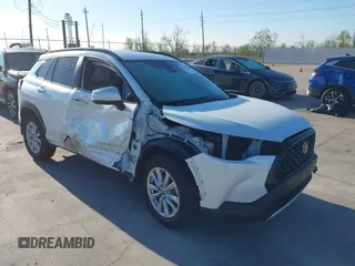 2022 Toyota Corolla Cross LE z VIN 7MUCAAAG1NV011563, wystawiony jako IAAI lot #41851931 z przebiegiem 61 659 mil mil oraz . Historia ofert i sprzedaży dostępna na DreamBid. Obrazek 1.