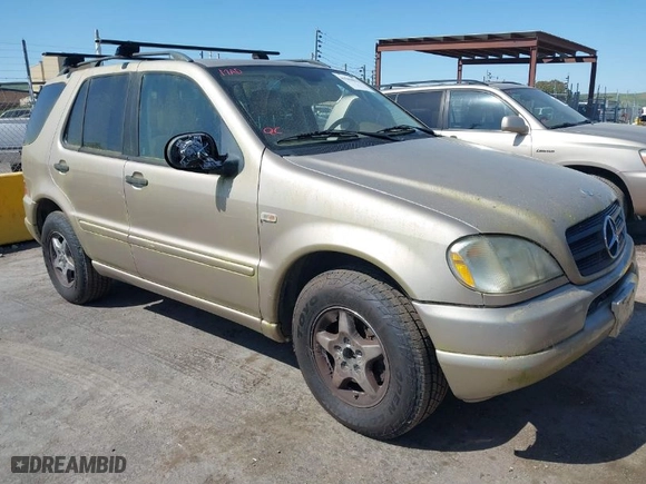 2001 Mercedes-Benz M-Class with VIN 4JGAB54E51A231565, listed as a IAAI auction lot 41943021 with 225,672 mi miles. Bid and sale history available at carsss.com. Image 1.