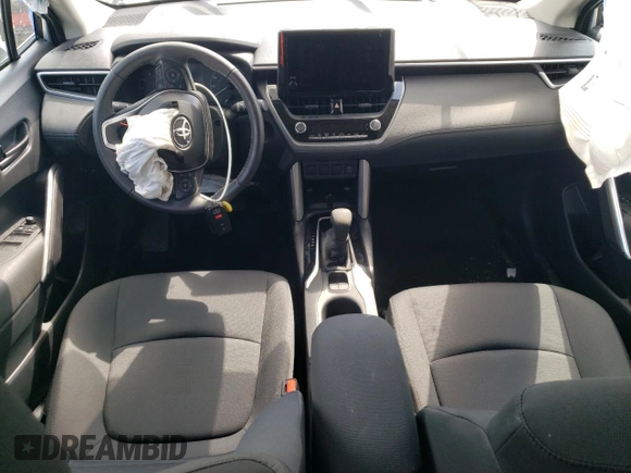 2024 Toyota Corolla Cross LE z VIN 7MUCAAAG5RV098535, wystawiony jako Copart lot #52483595 z przebiegiem Nie podano mil oraz Szkoda całkowita • Salvage title. Historia ofert i sprzedaży dostępna na DreamBid. Obrazek 8.