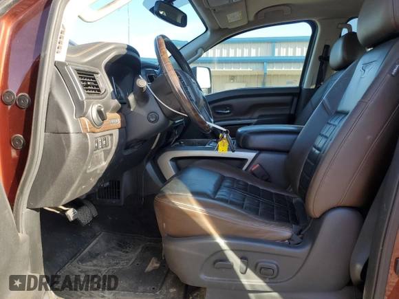 2016 Nissan Titan Platinum Reserve z VIN 1N6BA1F23GN509157, wystawiony jako Copart lot #50180435 z przebiegiem 135 035 mil mil oraz Czysty tytuł • Clean title. Historia ofert i sprzedaży dostępna na DreamBid. Obrazek 7.