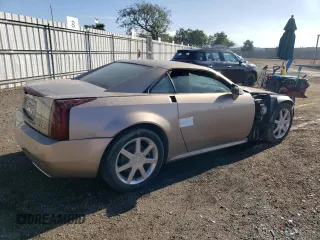 2008 Cadillac XLR z VIN 1G6YV36A585600021, wystawiony jako Copart lot #44195284 z przebiegiem 52 559 mil mil oraz Nie do naprawy. Historia ofert i sprzedaży dostępna na DreamBid. Obrazek 3.