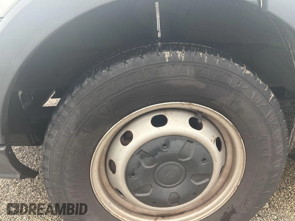 2018 Ford Transit z VIN 1FTYE1CM4JKB42317, wystawiony jako IAAI lot #42558333 z przebiegiem 204 042 mil mil oraz . Historia ofert i sprzedaży dostępna na DreamBid. Obrazek 31.