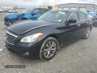 2013 Infiniti M z VIN JN1BY1AR5DM604133, wystawiony jako Copart lot #56890095 z przebiegiem 202 593 mil mil oraz Szkoda całkowita • Salvage title. Historia ofert i sprzedaży dostępna na DreamBid. Obrazek 1.