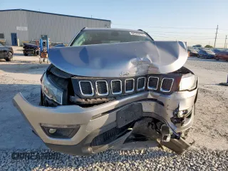 2018 Jeep Compass Latitude z VIN 3C4NJDBB7JT401817, wystawiony jako Copart lot #52244815 z przebiegiem 94 858 mil mil oraz Szkody całkowita. Historia ofert i sprzedaży dostępna na DreamBid. Obrazek 5.