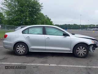 2014 Volkswagen Jetta S z VIN 3VW2K7AJ7EM217758, wystawiony jako IAAI lot #42461868 z przebiegiem 141 962 mil mil oraz . Historia ofert i sprzedaży dostępna na DreamBid. Obrazek 13.