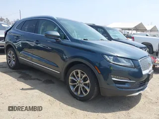 2019 Lincoln MKC Select z VIN 5LMCJ2C99KUL12435, wystawiony jako IAAI lot #42288701 z przebiegiem 98 083 mil mil oraz . Historia ofert i sprzedaży dostępna na DreamBid. Obrazek 1.