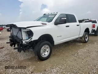 2023 Ram 2500 Big Horn z VIN 3C6UR5DJ1PG542986, wystawiony jako Copart lot #63006805 z przebiegiem 2 405 mil mil oraz Czysty tytuł • Clean title. Historia ofert i sprzedaży dostępna na DreamBid. Obrazek 1.