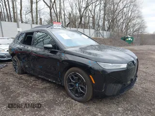2025 BMW iX xDrive50 z VIN WB523CF00SCT84335, wystawiony jako IAAI lot #42002627 z przebiegiem 3241 mil mil oraz . Historia ofert i sprzedaży dostępna na DreamBid. Obrazek 1.