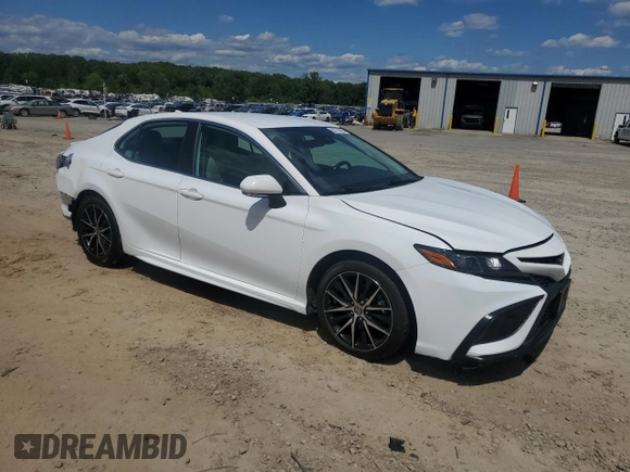 2022 Toyota Camry SE with VIN 4T1G11AK3NU682174, listed as a Copart auction lot 55779425 with 105,630 mi miles and Clean Title. Bid and sale history available at DreamBid. Image 4.