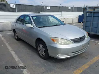 2003 Toyota Camry LE z VIN 4T1BF32K33U044476, wystawiony jako IAAI lot #42464651 z przebiegiem 206 004 mil mil oraz . Historia ofert i sprzedaży dostępna na DreamBid. Obrazek 1.