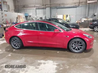 2020 Tesla Model 3 Standard Range Plus z VIN 5YJ3E1EA2LF705670, wystawiony jako IAAI lot #41572352 z przebiegiem 99 980 mil mil oraz . Historia ofert i sprzedaży dostępna na DreamBid. Obrazek 13.