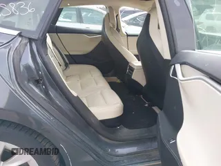 2017 Tesla Model S 100D z VIN 5YJSA1E28HF229836, wystawiony jako IAAI lot #42011901 z przebiegiem 81 012 mil mil oraz . Historia ofert i sprzedaży dostępna na DreamBid. Obrazek 8.