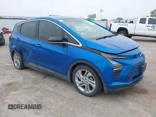2023 Chevrolet Bolt EV 1LT z VIN 1G1FW6S08P4115045, wystawiony jako IAAI lot #42326150 z przebiegiem 42 357 mil mil oraz . Historia ofert i sprzedaży dostępna na DreamBid. Obrazek 1.
