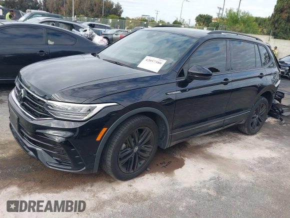 2022 Volkswagen Tiguan SE R-Line Black z VIN 3VVCB7AX6NM165794, wystawiony jako IAAI lot #42057380 z przebiegiem 25 700 mil mil oraz . Historia ofert i sprzedaży dostępna na DreamBid. Obrazek 2.