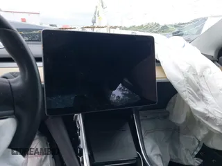 2019 Tesla Model 3 Mid Range z VIN 5YJ3E1EAXKF332974, wystawiony jako IAAI lot #41921722 z przebiegiem Nie podano mil oraz . Historia ofert i sprzedaży dostępna na DreamBid. Obrazek 7.