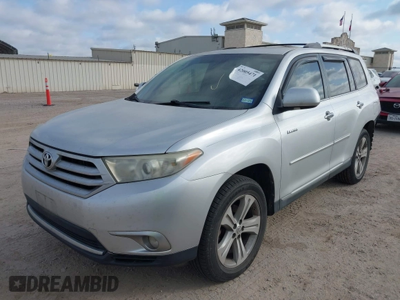 2013 Toyota Highlander Limited z VIN 5TDYK3EH1DS103301, wystawiony jako IAAI lot #42005471 z przebiegiem 239 950 mil mil oraz . Historia ofert i sprzedaży dostępna na DreamBid. Obrazek 18.