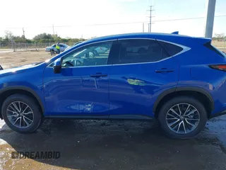 2025 Lexus NX 250 Premium z VIN 2T2GDCAZ4SC020337, wystawiony jako IAAI lot #41402339 z przebiegiem 7 657 mil mil oraz . Historia ofert i sprzedaży dostępna na DreamBid. Obrazek 15.