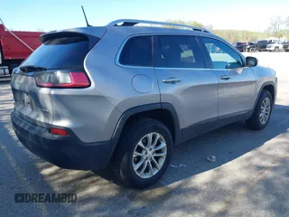 2019 Jeep Cherokee Latitude z VIN 1C4PJMCB2KD194252, wystawiony jako IAAI lot #42159369 z przebiegiem 110 653 mil mil oraz . Historia ofert i sprzedaży dostępna na DreamBid. Obrazek 4.
