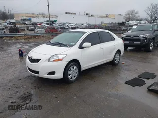 2009 Toyota Yaris z VIN JTDBT903594059923, wystawiony jako IAAI lot #41520883 z przebiegiem 141 366 mil mil oraz . Historia ofert i sprzedaży dostępna na DreamBid. Obrazek 2.