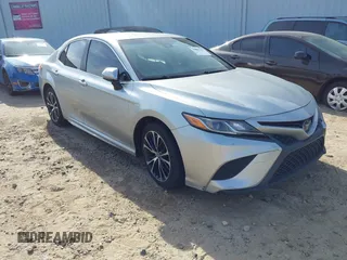 2018 Toyota Camry LE z VIN JTNB11HK7J3045966, wystawiony jako IAAI lot #42069246 z przebiegiem 138 960 mil mil oraz . Historia ofert i sprzedaży dostępna na DreamBid. Obrazek 1.