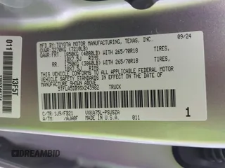2025 Toyota Tundra SR z VIN 5TFLA5DB9SX243982, wystawiony jako IAAI lot #42139822 z przebiegiem 9198 mil mil oraz . Historia ofert i sprzedaży dostępna na DreamBid. Obrazek 9.