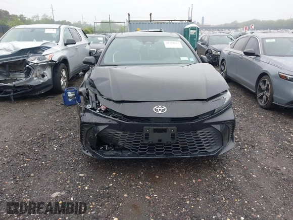 2025 Toyota Camry LE z VIN 4T1DBADK7SU513802, wystawiony jako IAAI lot #42259217 z przebiegiem 27 379 mil mil oraz . Historia ofert i sprzedaży dostępna na DreamBid. Obrazek 12.