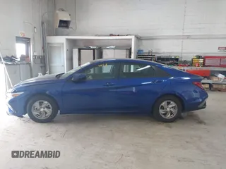 2024 Hyundai Elantra SE z VIN KMHLL4DG9RU681389, wystawiony jako IAAI lot #42017186 z przebiegiem 13 762 mil mil oraz . Historia ofert i sprzedaży dostępna na DreamBid. Obrazek 14.