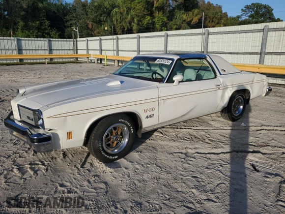 1975 Oldsmobile Cutlass z VIN 3J57T5M323248, wystawiony jako Copart lot #80526124 z przebiegiem 13 934 mil mil oraz Szkody całkowita. Historia ofert i sprzedaży dostępna na DreamBid. Obrazek 1.
