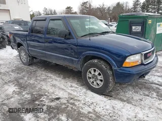 2002 GMC Sonoma SLS with VIN 1GTDT13W12K158613, listed as a IAAI auction lot 41524710 with 217,785 mi miles. Bid and sale history available at carsss.com. Image 1.