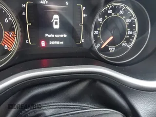 2014 Jeep Cherokee Altitude z VIN 1C4PJMCS4EW178143, wystawiony jako IAAI lot #42337462 z przebiegiem 240 796 mil mil oraz . Historia ofert i sprzedaży dostępna na DreamBid. Obrazek 7.