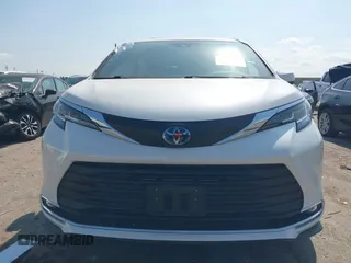 2021 Toyota Sienna XLE z VIN 5TDYRKEC6MS055675, wystawiony jako IAAI lot #42044563 z przebiegiem 7 470 mil mil oraz . Historia ofert i sprzedaży dostępna na DreamBid. Obrazek 13.