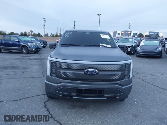 2023 Ford F-150 Lightning Pro z VIN 1FTVW1EL8PWG48559, wystawiony jako IAAI lot #41566599 z przebiegiem 8 830 mil mil oraz . Historia ofert i sprzedaży dostępna na DreamBid. Obrazek 12.