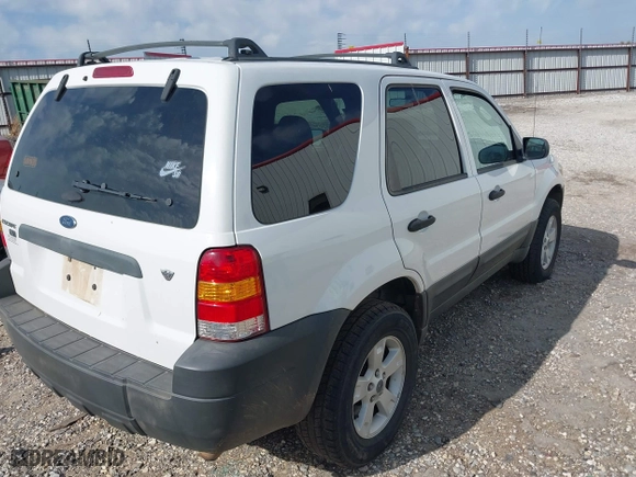 2005 Ford Escape XLT with VIN 1FMYU93145KE08055, listed as a IAAI auction lot 42004705 with 205,729 mi miles. Bid and sale history available at carsss.com. Image 4.