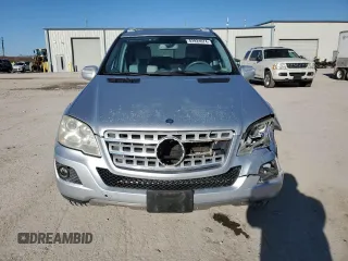 2010 Mercedes-Benz M 350 z VIN 4JGBB8GB6AA595906, wystawiony jako Copart lot #83924074 z przebiegiem 256 717 mil mil oraz Szkoda całkowita • Salvage title. Historia ofert i sprzedaży dostępna na DreamBid. Obrazek 5.