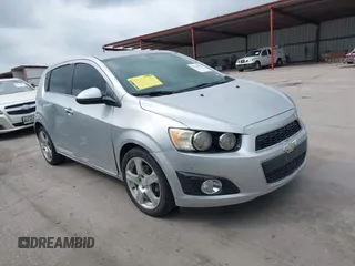 2015 Chevrolet Sonic LTZ z VIN 1G1JE6SBXF4100091, wystawiony jako IAAI lot #42140303 z przebiegiem 104 567 mil mil oraz . Historia ofert i sprzedaży dostępna na DreamBid. Obrazek 1.